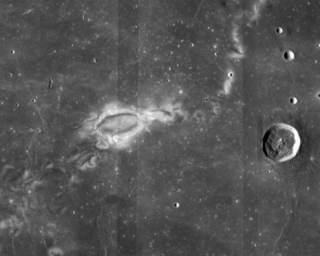Специалистам NASA удалось обнаружить на Луне таинственные узоры