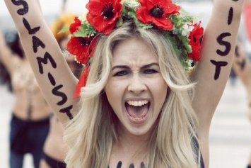 Участницы Femen устроили голый пикет «Нацфронта» в Париже