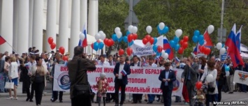 На первомае в Севастополе люди просят повысить зарплаты (фото)