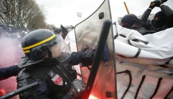 Первомайские протесты в Париже: полиция применила слезоточивый газ