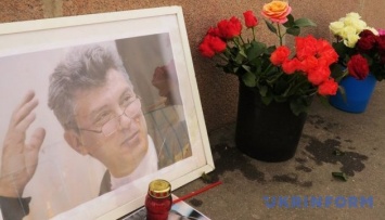 На Немцовом мосту восстановили народный мемориал