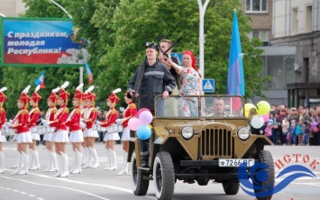 В Интернет выложили фото и видео первомайского парада в Луганске (фото, видео)