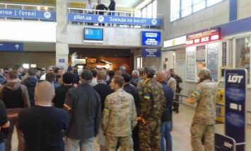 В Одессе представители "Автомайдана" не выпускают из аэропорта нардепов от "Оппоблока" - Новинского и Бойко