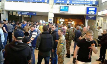 Одесские националисты заблокировали в аэропорту нардепов от Оппоблока