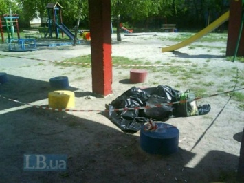 На детской площадке в Киеве прохожие обнаружили труп (фото)