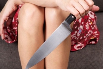 Любовь в Днепропетровске: 19-летняя девушка из-за ревности ударила парня ножом