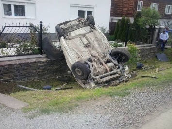 Очередное страшное ДТП в Закарпатье: авто вылетело в кювет и перевернулось на крышу (ФОТО)