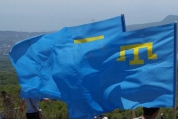 В Бахчисарае развернули гигантский крымско-татарский флаг