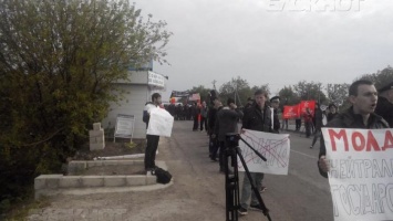 "НАТО нам не надо": молдаване заблокировали американскую военную технику и не пускают дальше границы