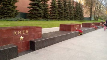 Бандеровцы в соцсети возмущены тем, что в Москве оставили без цветов тумбу города-героя Киева