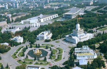 В Москве на ВДНХ в запертой машине обнаружен маленький ребенок