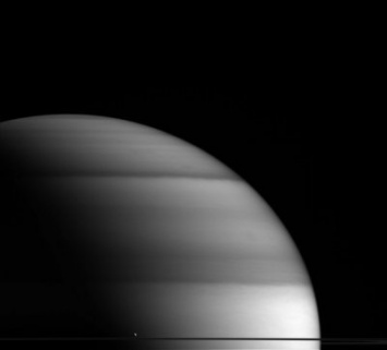 Зонд Cassini сфотографировал Энцелад на фоне Сатурна