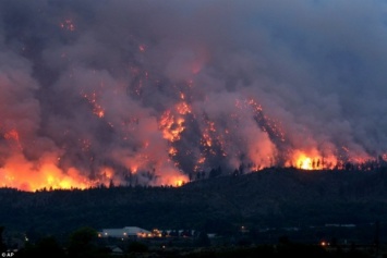 Лесные пожары продолжаются в канадской провинции Альберта