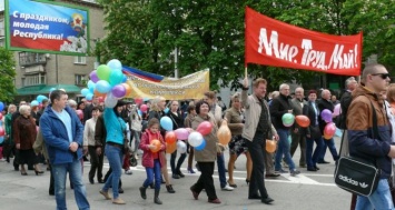 В Луганске праздничным митингом и маршем отметили 1 мая (фото)