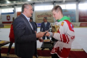 Аксенов вручил кубок победителям Международного хоккейного турнира «Кубок Главы Республики Крым» (ФОТО)