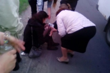 В Мариуполе женщина навеселе выпала из маршрутки (Фотофакт)