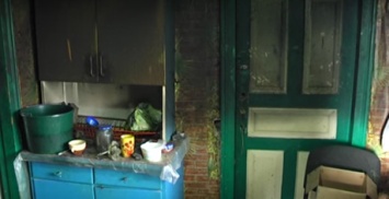 Житель Запорожской области отказался пускать соседей в загоревшийся дом