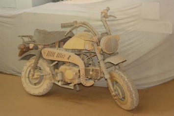 Фотофакт: японец собрал из картона «бэтмобиль» и мотоцикл