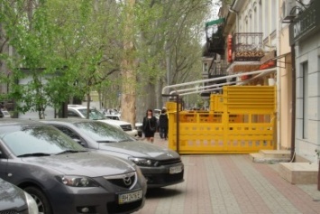 С одной стороны парковка, а с другой ресторан: В центре Одессы нет места пешеходам (ФОТО)