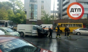 В Киеве на ходу загорелся микроавтобус (фото)
