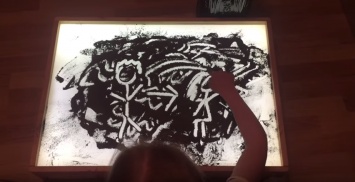 Десятилетняя школьница нарисовала историю войны прахом своего прадедушки