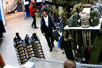 В Днепропетровске два парня украли кроссовки Adidas и стали героями интернета (ВИДЕО)