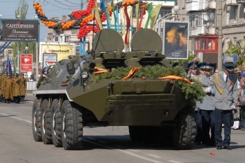 Центр Луганска на 9 мая оккупируют сотни боевиков и десятки танков для праздничного "бряцания оружием"