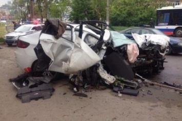 Ночью возле автовокзала Симферополя BMW на огромной скорости врезался в две железные опоры и дерево: Пассажир погиб (ФОТО)