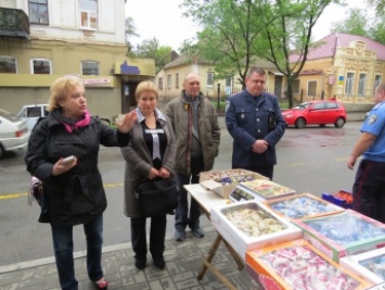 Протестующие против стихийной торговли, пообещали обложить мэрию шинами (видео)