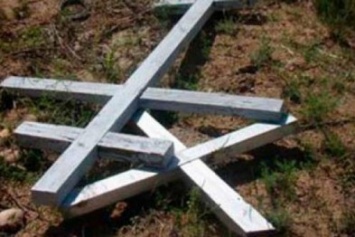 В Сумском районе вандалы разрушили почти три десятка могил