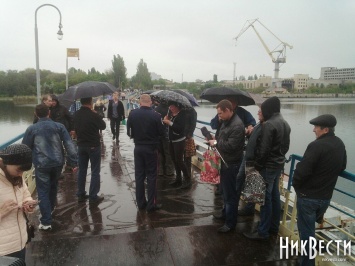 Работники «Судостроительного завода имени 61-го коммунара» не дают развести пешеходный мост