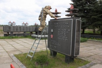 В Авдеевке привели в порядок места воинской (ФОТО)