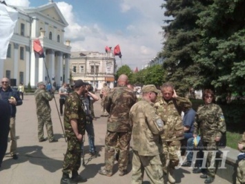 Бойцы добровольческих батальонов вышли почтить собратьев и волонтеров в Житомире