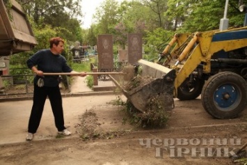 На кладбищах Кривого Рога начали наводить порядок накануне поминальных дней (ФОТО)