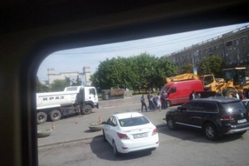 Коммунальщики снесли остатки Петровского на проспекте (ФОТО)