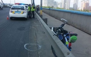 На Московском мосту блондинка сбила велосипедиста