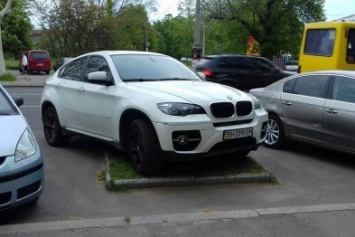 Пользователи соцсетей обсуждают "бога парковки" из Одессы (ФОТО)