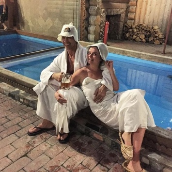 Наташа Королева показала фото отдыха в бане с Тарзаном