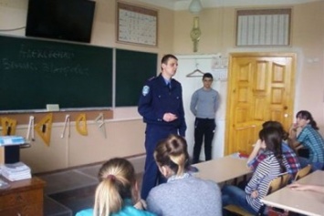 На Николаевщине капитан полиции разъяснил школьникам о правонарушениях и их последствиях