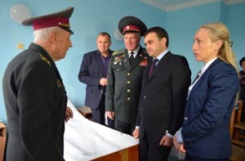 Губернатор Мериков навестил ветеранов в областном госпитале инвалидов войны