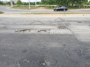 Запорожцы уже месяц ждут ремонта дороги от коммунальщиков (ФОТО)