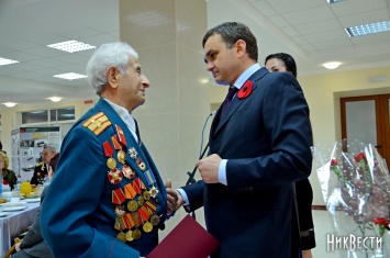 Первые лица области и города поздравили ветеранов с 71-й годовщиной Великой Победы