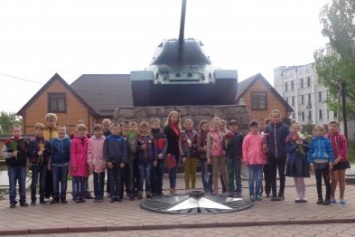 Школьники Красноармейска (Покровска) почтили бессмертную память героев, павших во Второй мировой войне