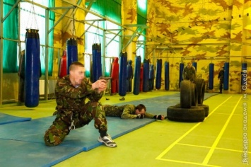 Курсанты факультета разведки и спецназа Военной академии Одессы отрабатывают навыки рукопашного боя