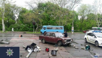В Одессе машина вылетела на тротуар и сбила четырех человек