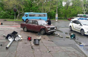 В Одессе автомобиль снес светофор и травмировал четырех пешеходов (фото)