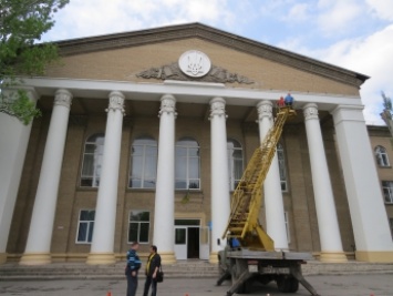 Еще одно здание с колоннами в центре города будет сиять в подсветке