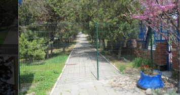 Директор пансионата в Крыму поставил забор на дороге к морю и намазал его солидолом