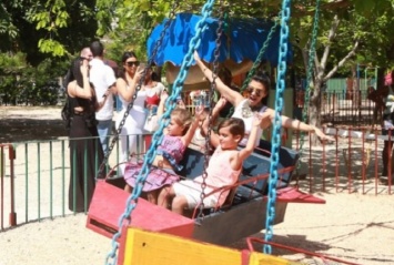 Ким Кардашян с дочерью и сестрой проводят отдых на Кубе