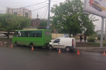 В Харькове автомобиль врезался в маршрутку: есть пострадавшие